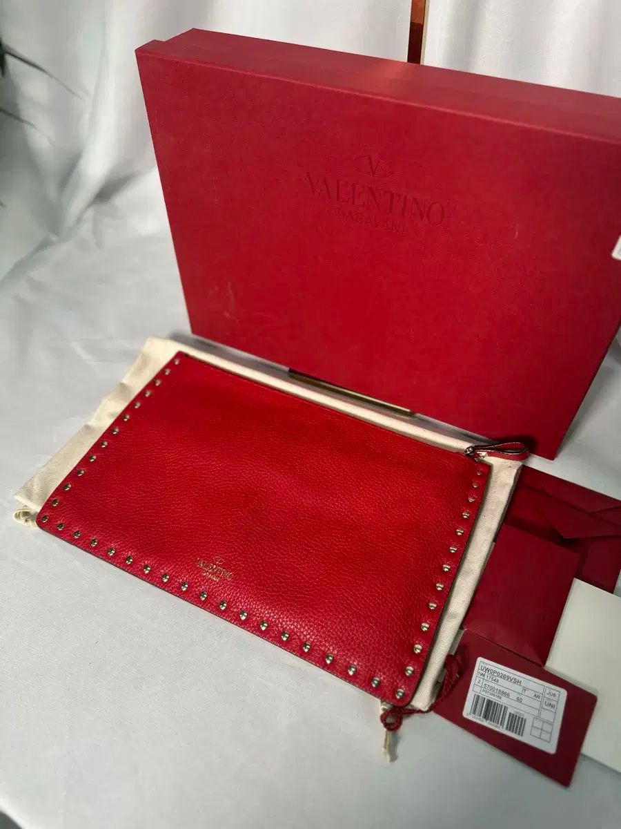 ヴァレンティノ ロックスタッズ クラッチバッグ レッド