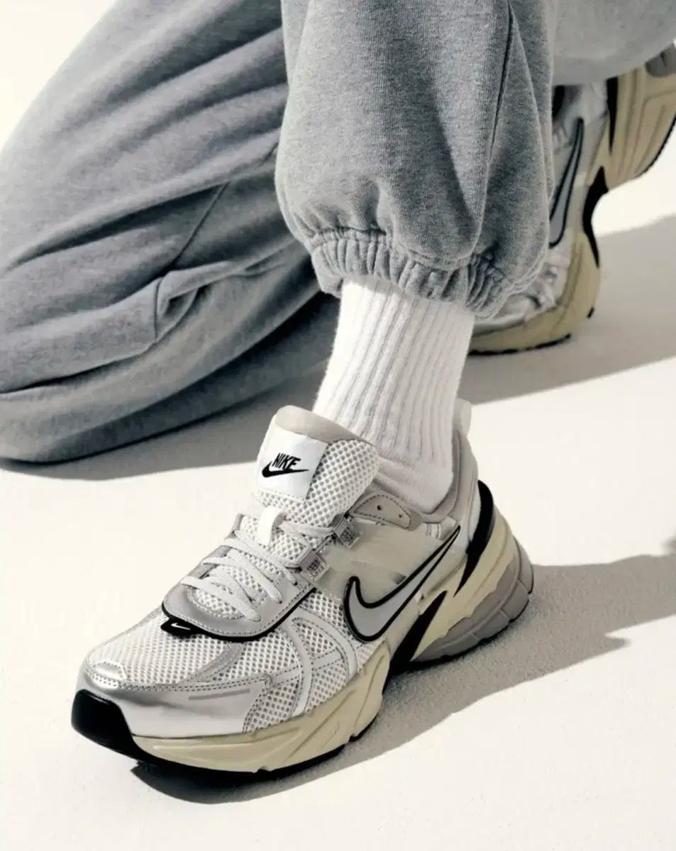 235 ナイキ v2kラン サミット 白 メタリック シルバー