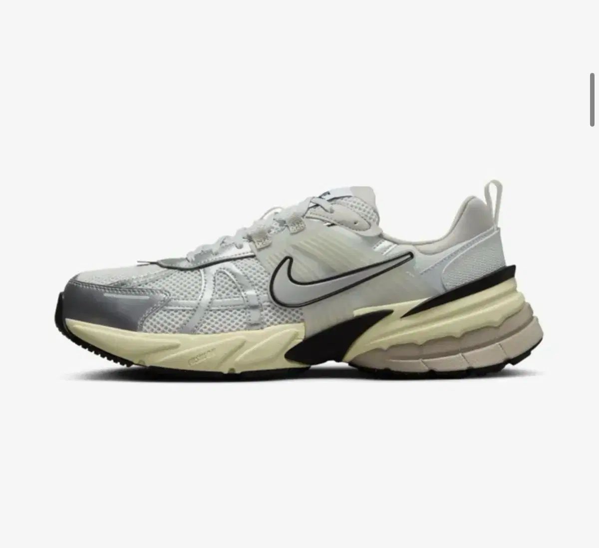 235 ナイキ v2kラン サミット 白 メタリック シルバー