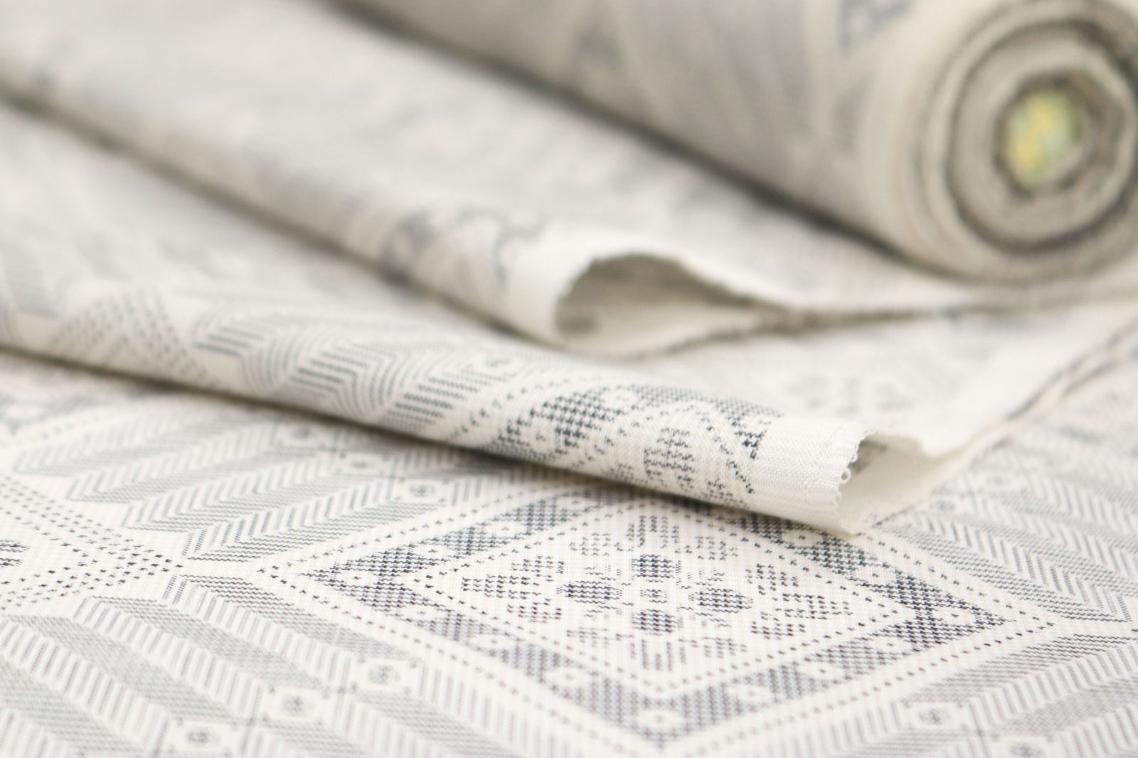 kta 2938 お仕立て付き 前田紬工房 本場奄美白大島 龍郷柄 レトロ おしゃれ 紬 着尺 １ヶ月半～２ヶ月で発送