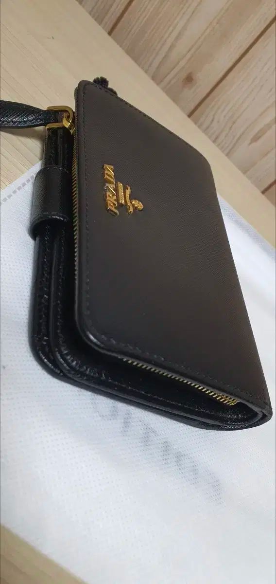 プラダ サフィアーノ