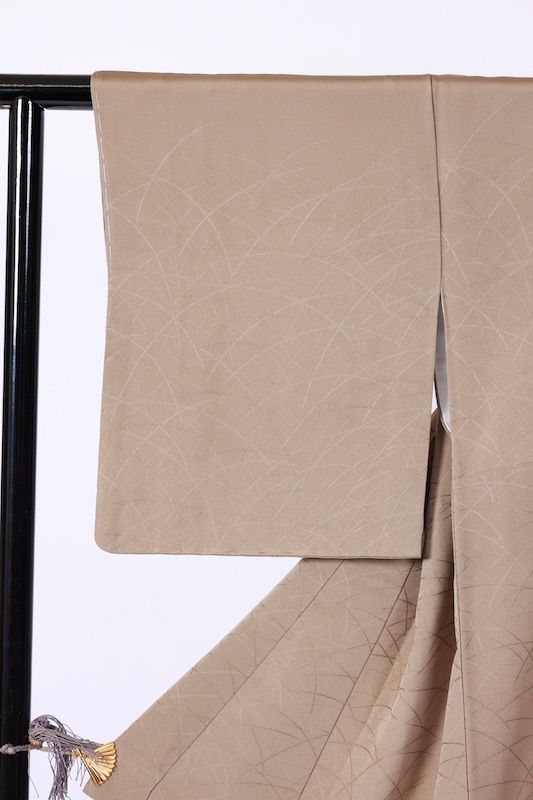 無地付け下げ サウンドベージュ 花 露芝 唐織 縫い紋上がり藤違い鷹の羽 B 1108