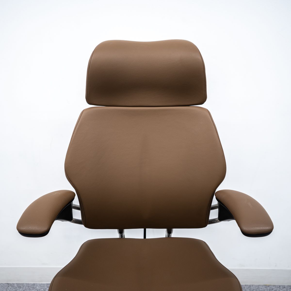  Humanscale ヒューマンスケール Freedom フリーダム キャスター アーム チェア レザー ブラウン ニールズ ディフリエント 定価65万 2 スツール オフィスチェア ワークチェア 椅子 チェア