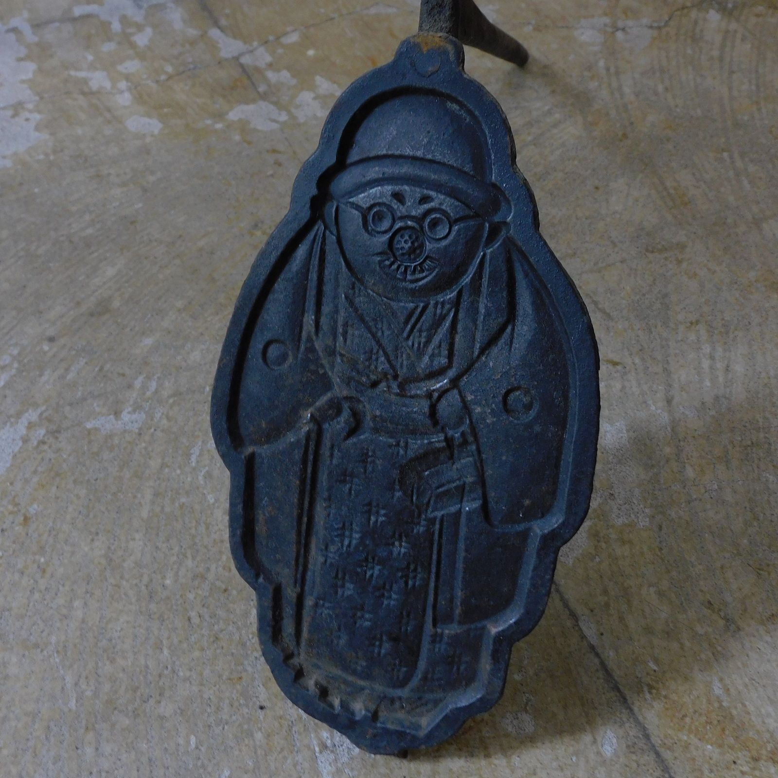 ノンキナトウサン 鉄製 菓子型 HK a 05691 人形型 人形 レトロ 焼型 麻生豊 呑気なとうさん のんきな父さん