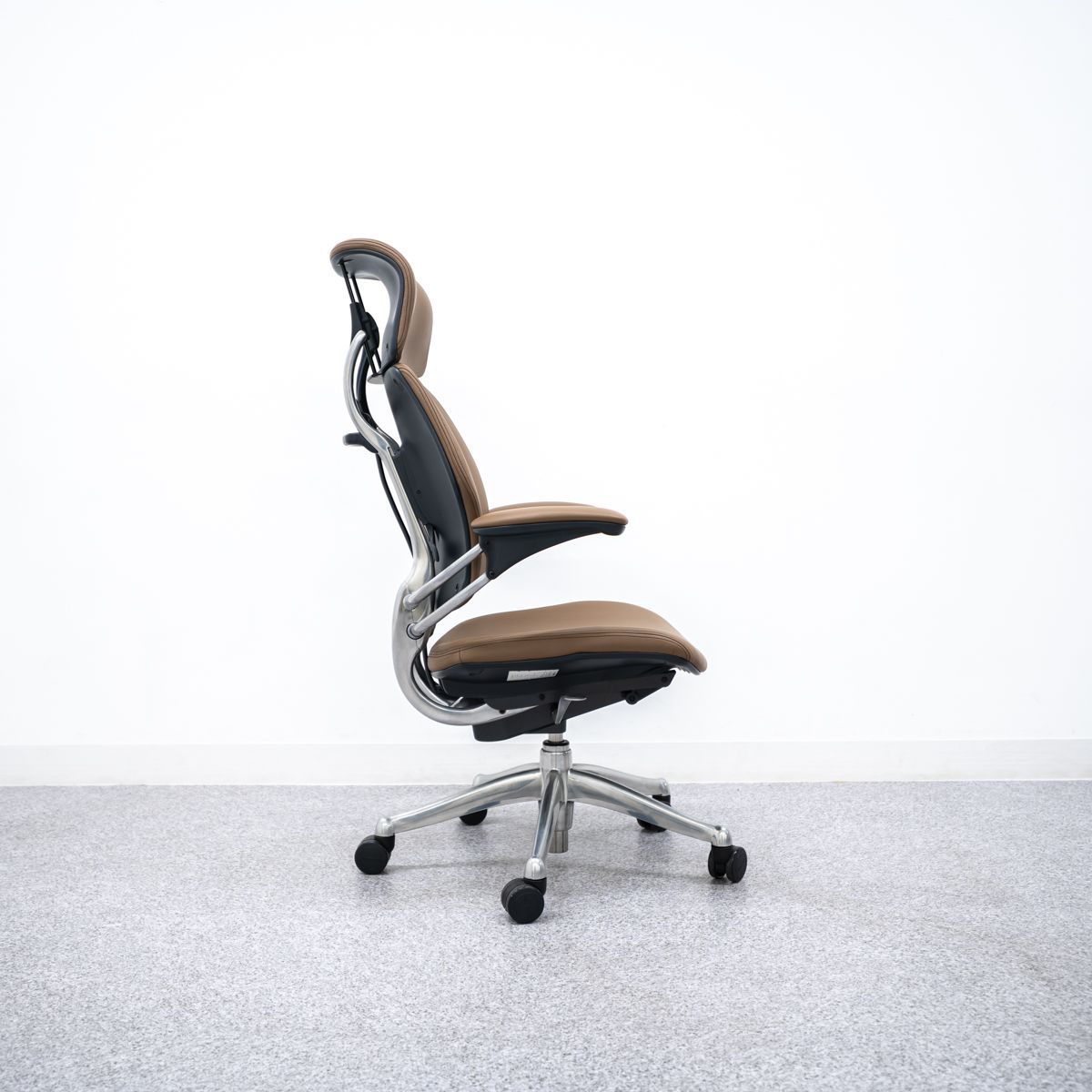  Humanscale ヒューマンスケール Freedom フリーダム キャスター アーム チェア レザー ブラウン ニールズ ディフリエント 定価65万 3 角度調整 オフィスチェア ワークチェア 椅子 チェア