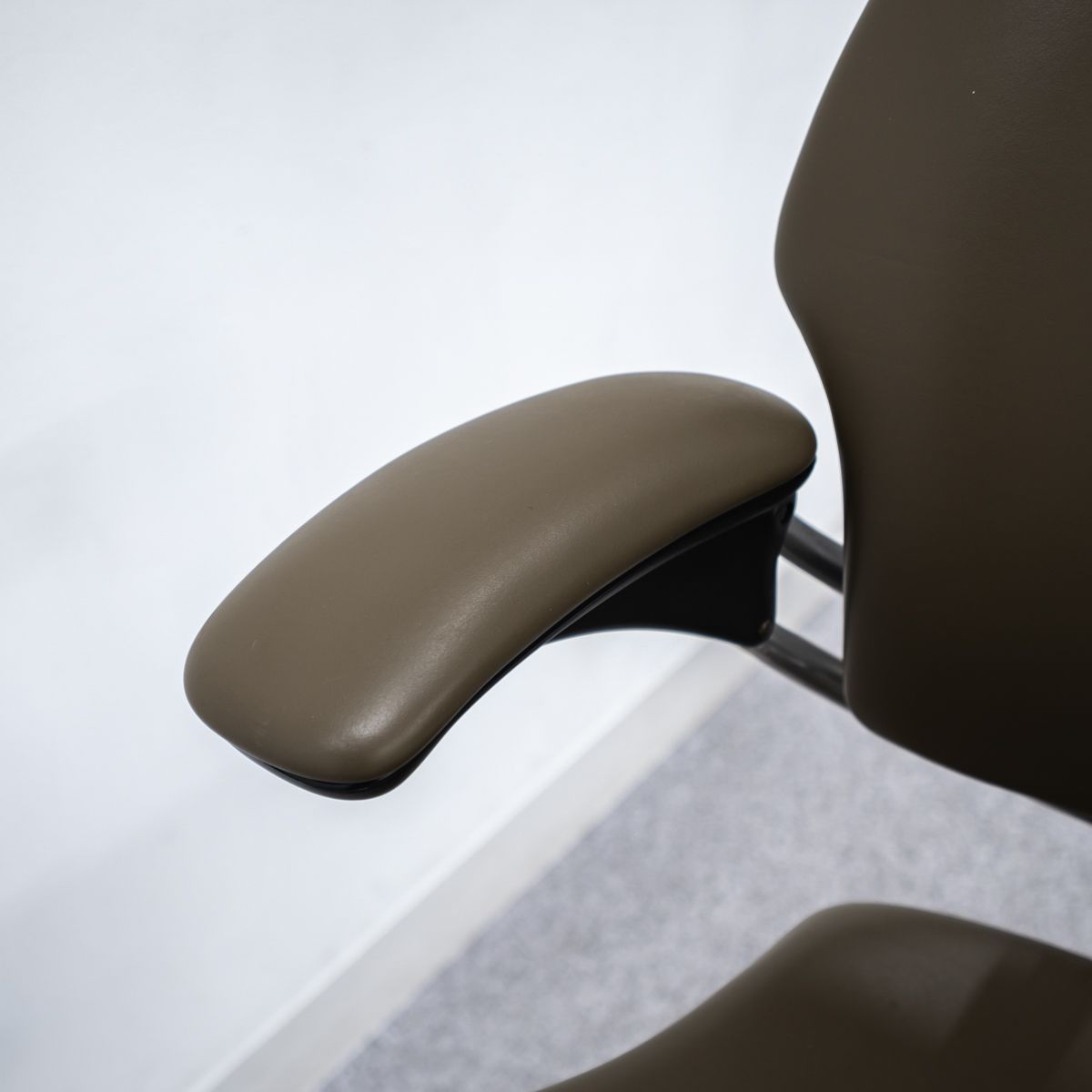  Humanscale ヒューマンスケール Freedom フリーダム キャスター アーム チェア レザー グレージュ ニールズ ディフリエント 定価65万 座りやすい椅子 オフィスチェア ワークチェア 椅子 チェア