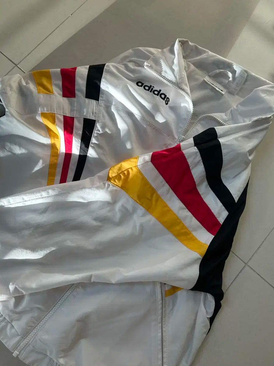 ドイツ adidas モデル ウィンドブレーカー 100 M