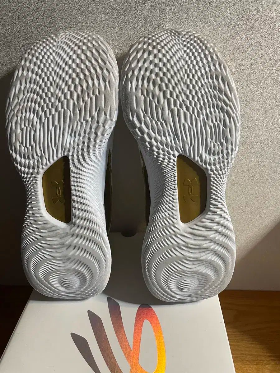 カリー 8 ゴールデン フルイドフロー