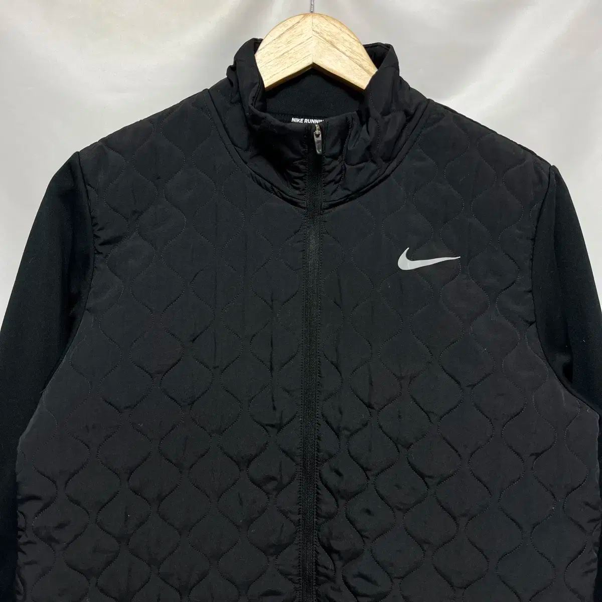 ウィメンズL NIKE エアロロフト ランニング ブラック ジャケット ジップアップ