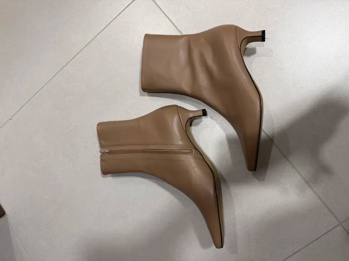 サーティフォーミン アンクルブーツ 245-250