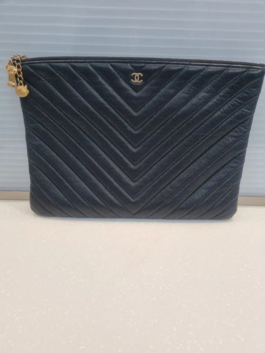 CHANEL シャネル 쉐브론 キャビア クラッチバッグ ゴールド large ラージ 25番台