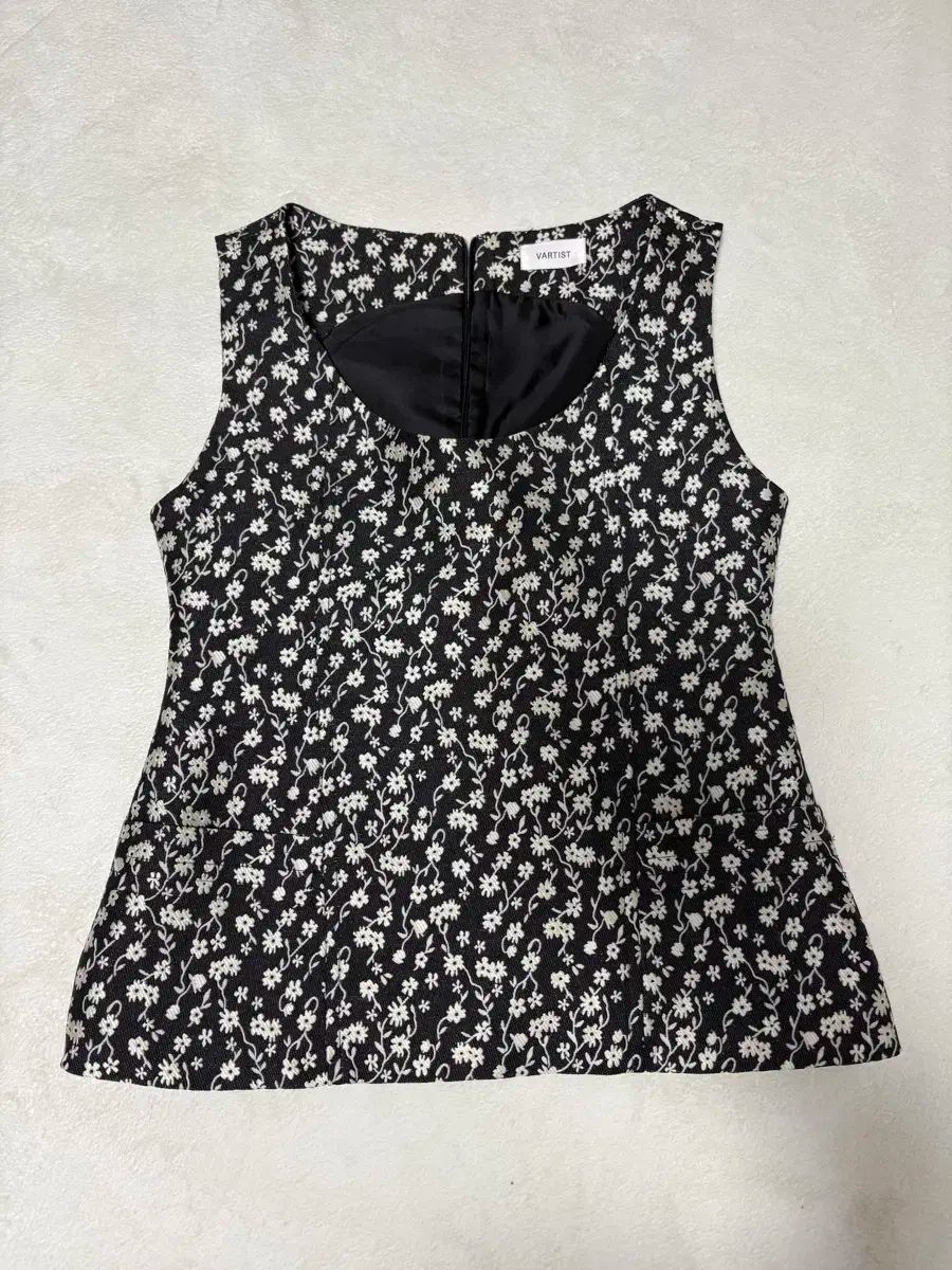 더바티스트 Vartist ブラック フラワー ベスト