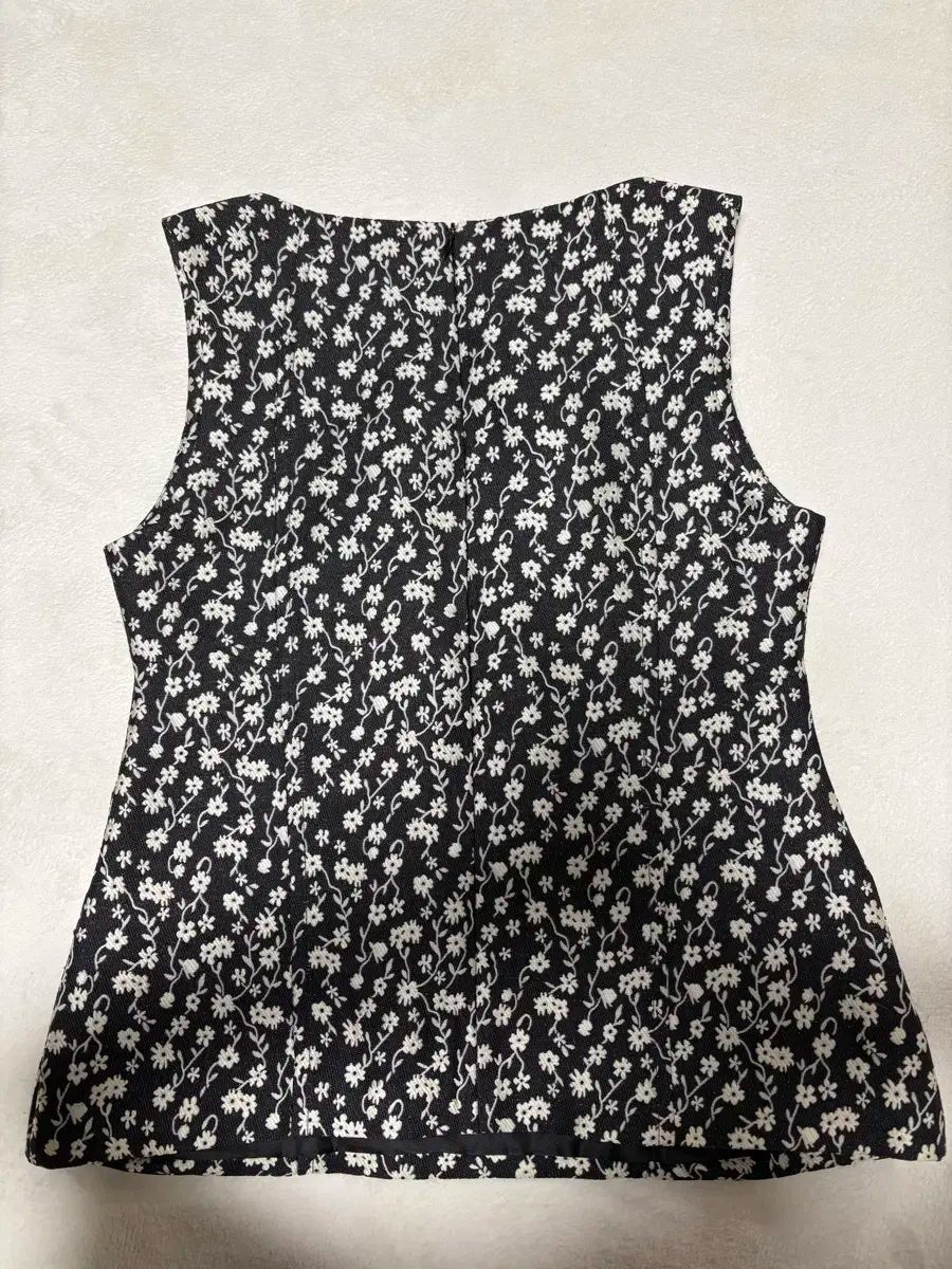 100％品質保証。 더바티스트 Vartist ブラック フラワー ベスト