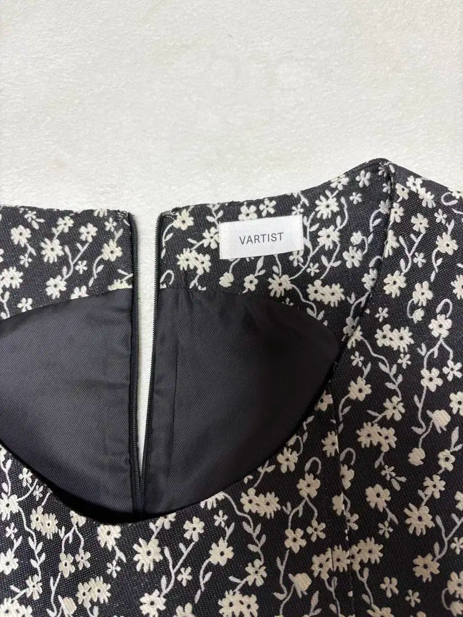 더바티스트 Vartist ブラック フラワー ベスト