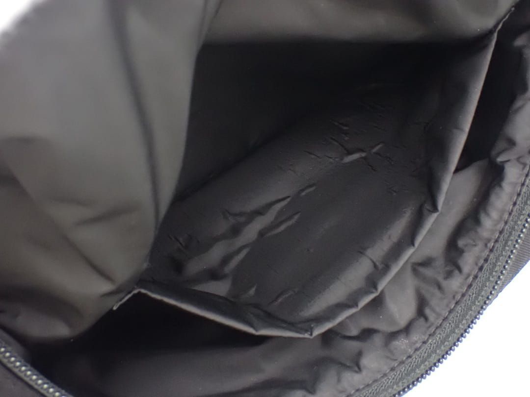 ボディバッグ エッセンシャル