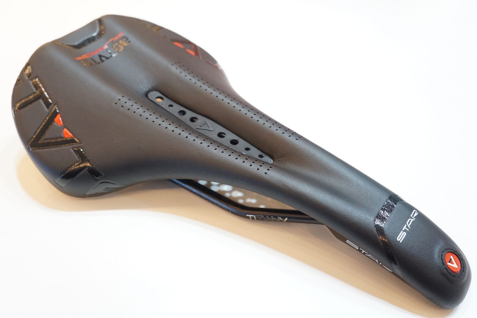 ASTVTE(アスチュート)サドル ASTVTE アスチュート MOON RACING