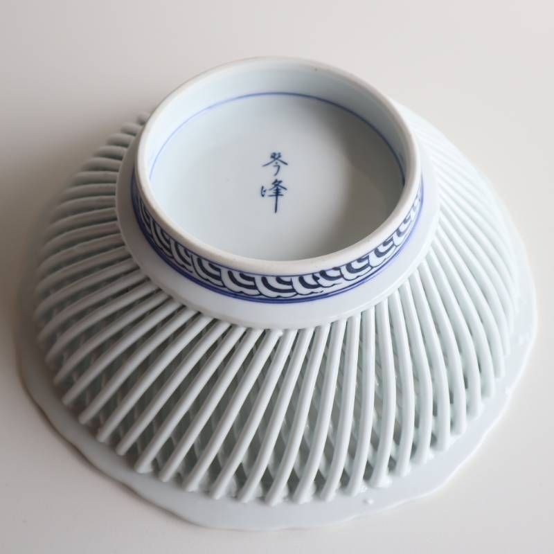 有田焼 琴峰窯造 染付透菓子鉢 牡丹文 手仕事 透かし細工 磁器 青花 染