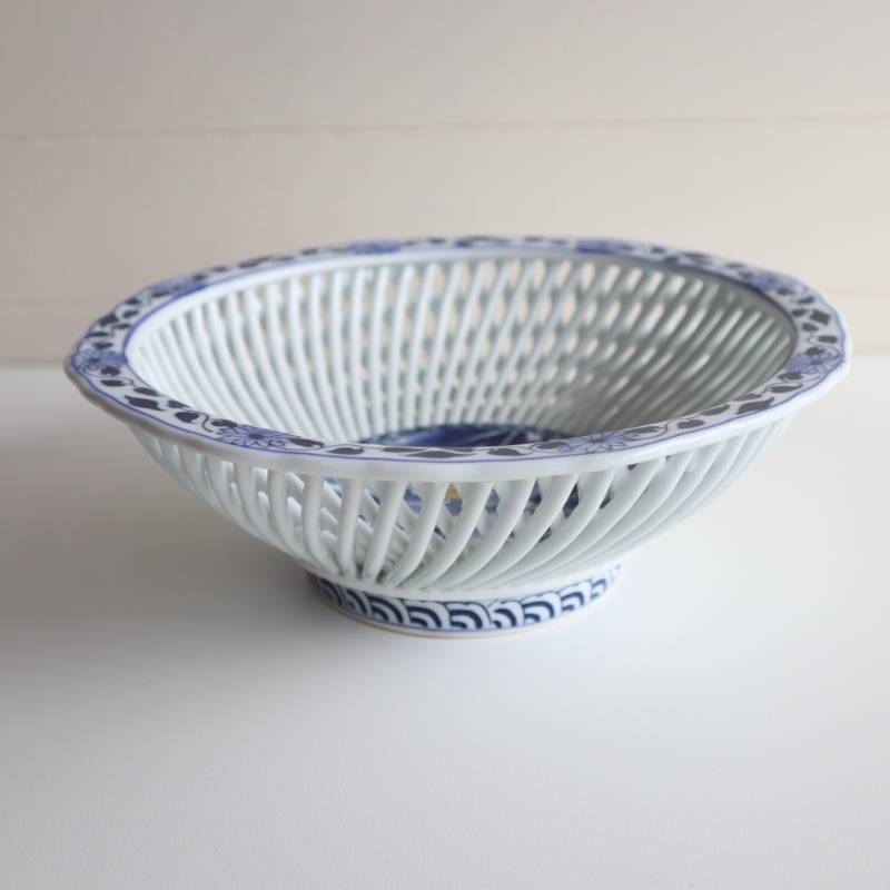 有田焼 琴峰窯造 染付透菓子鉢 牡丹文 手仕事 透かし細工 磁器 青花 染