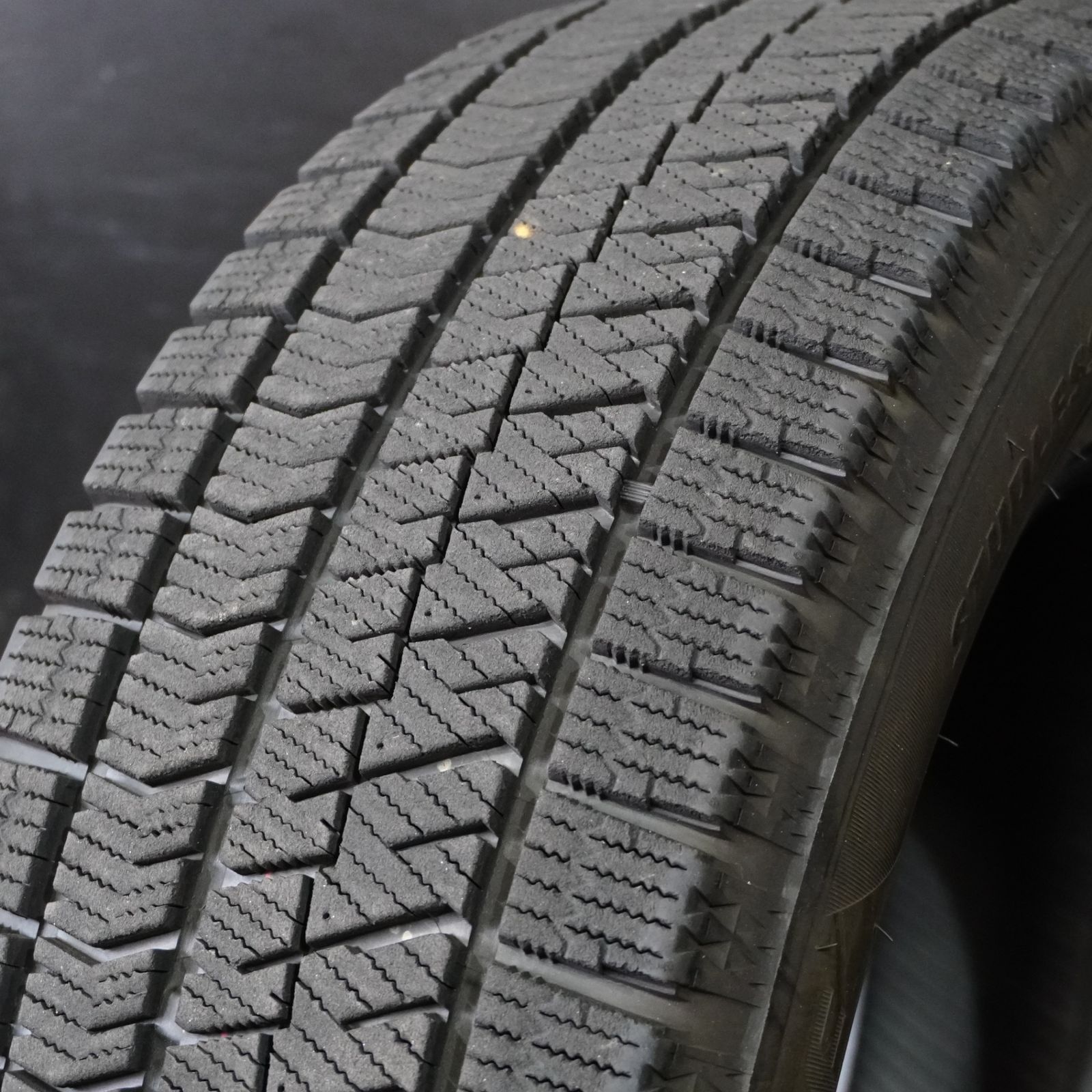 23年製 バリ山 ブリヂストン BLIZZAK VRX 2 215 65 R 16 1本 スタッドレス パンク等修復用に アルファード ヴェルファイア カローラクロス等