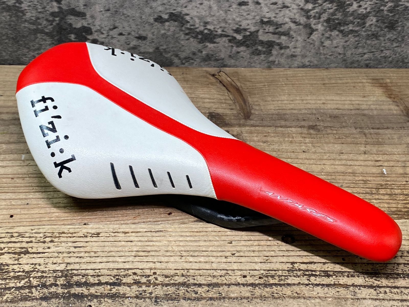 JN 799 フィジーク fizik アンタレス ANTARES R 3 サドル カーボンレール 赤白 143 mm