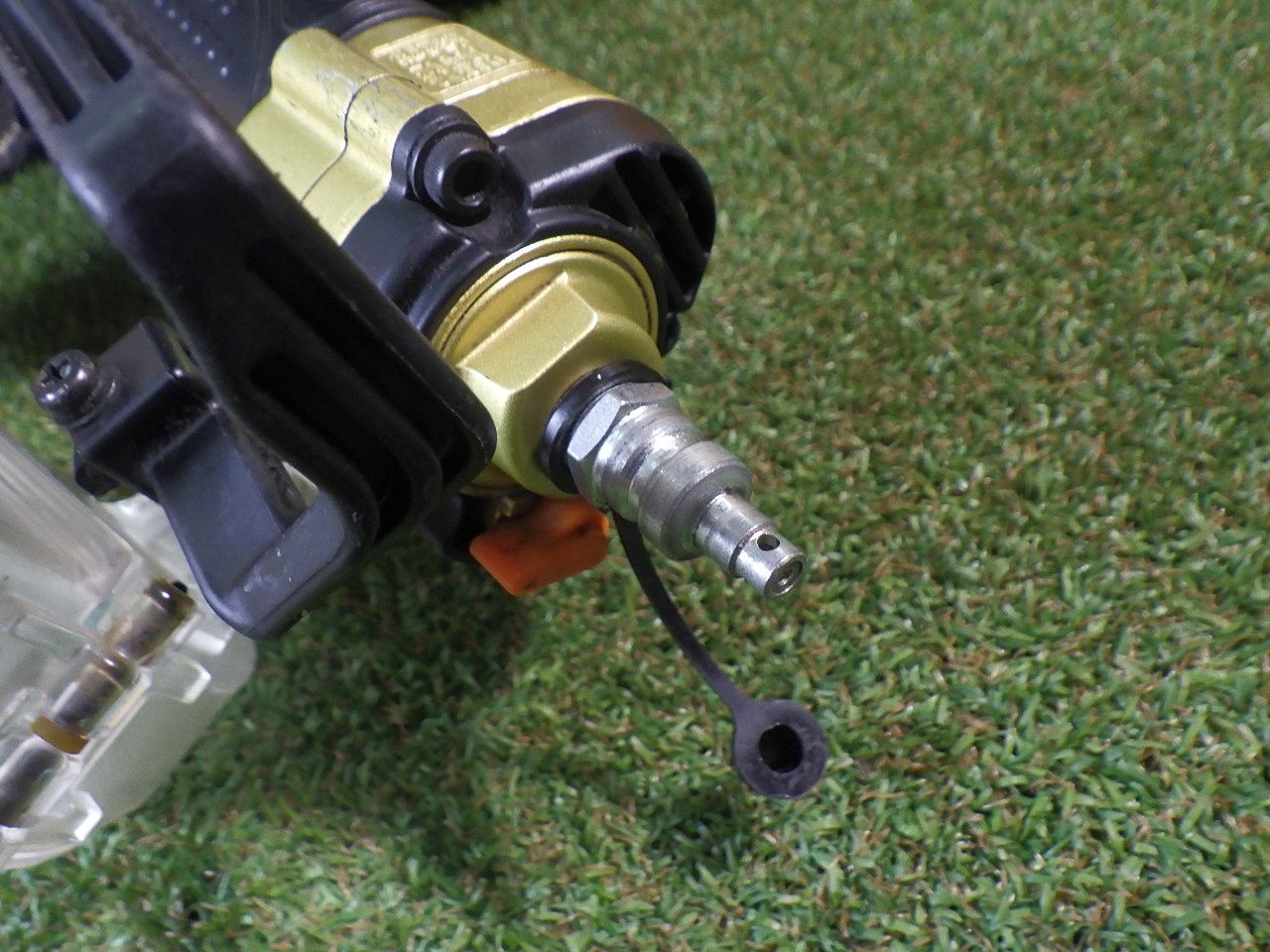 建築現場でのねじ締め作業に