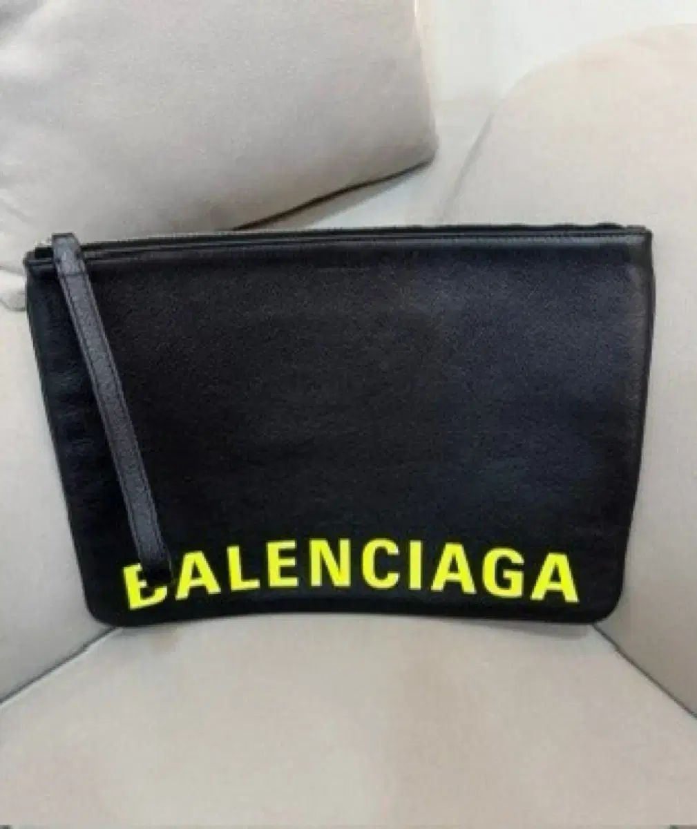 バレンシアガ ネオン プリンティング ロゴ クラッチバッグ 2個
