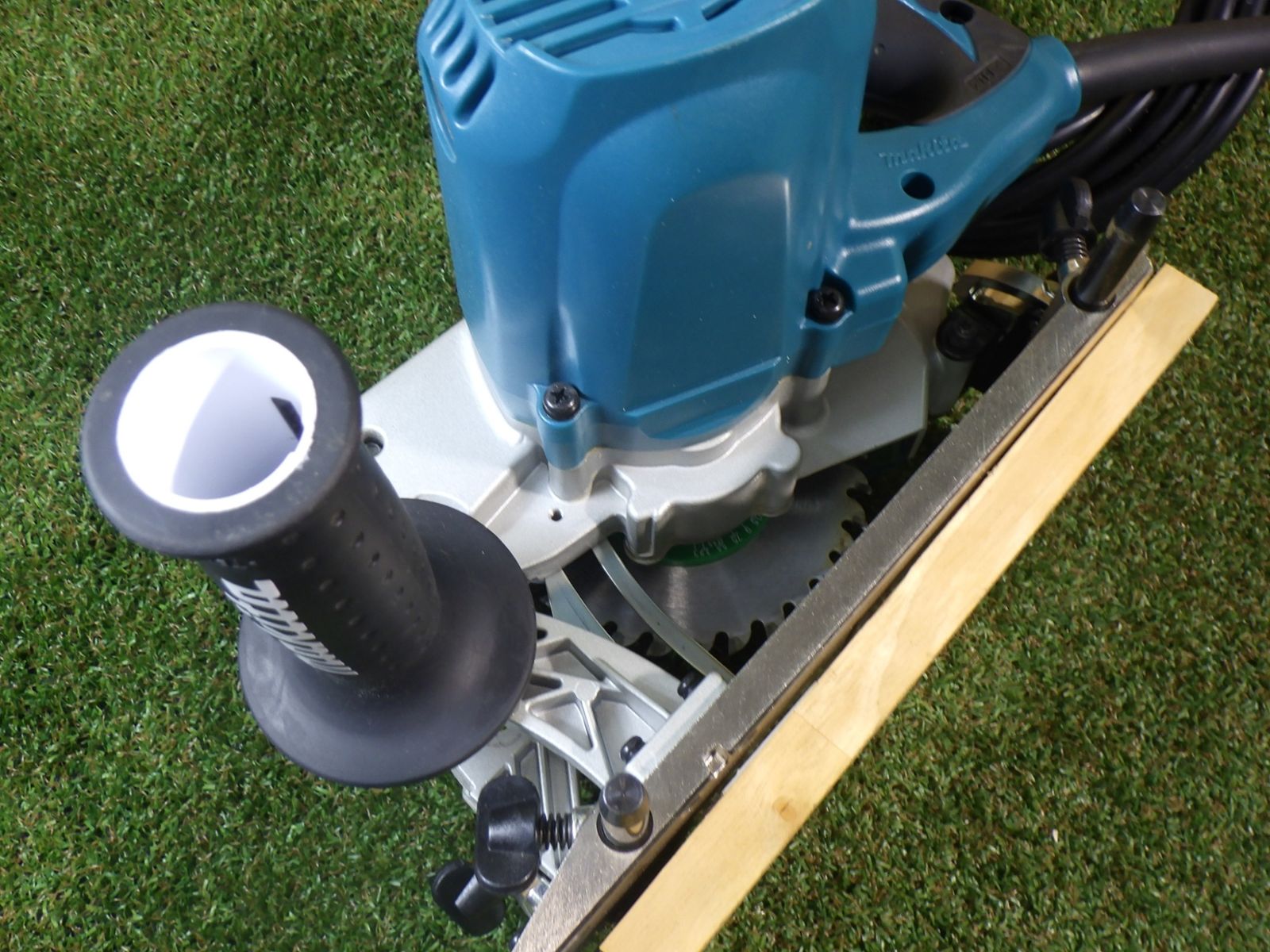 木材の溝切作業に マキタ