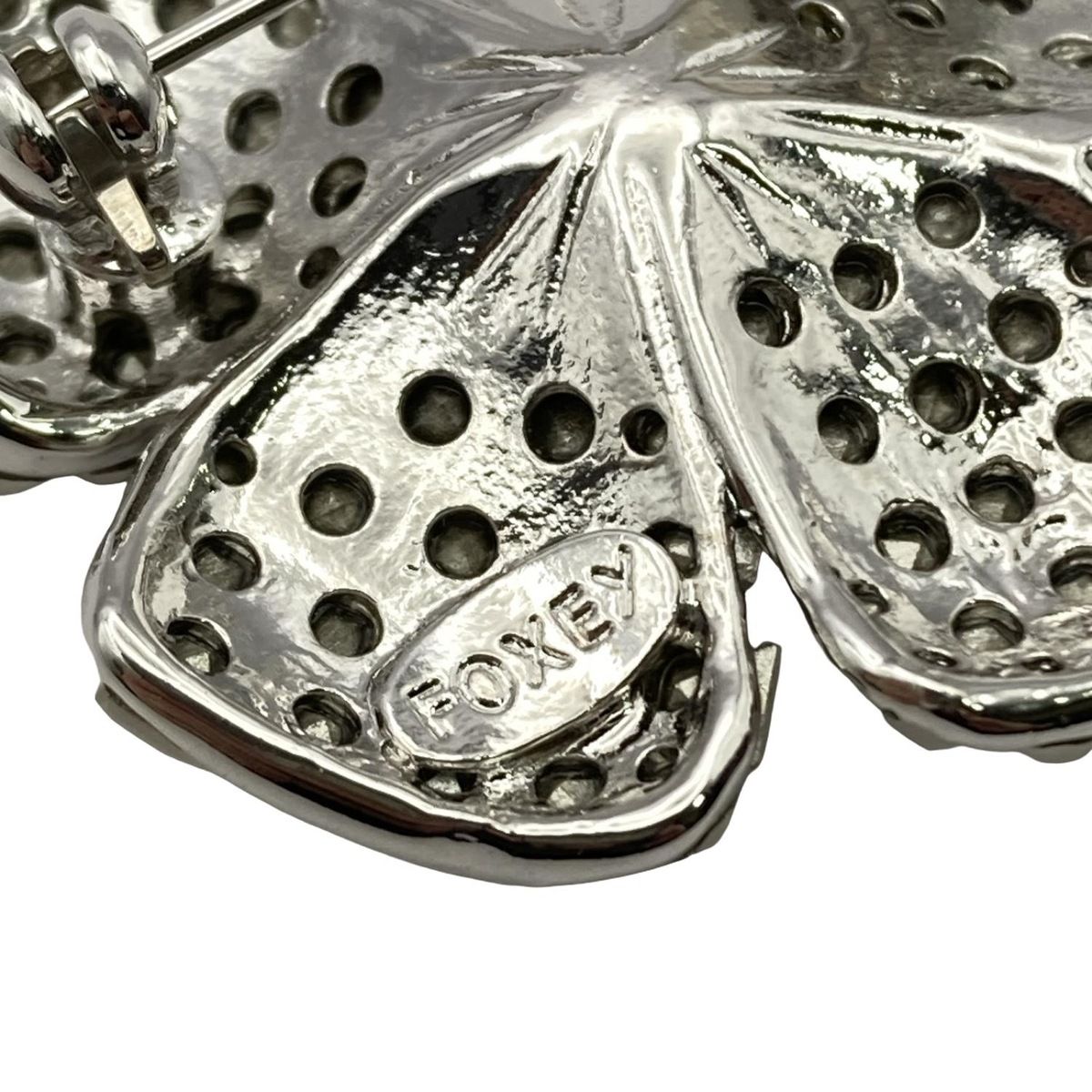 FOXEY(フォクシー) ブローチ美品 - 白×クリア フラワー(花) - メルカリ