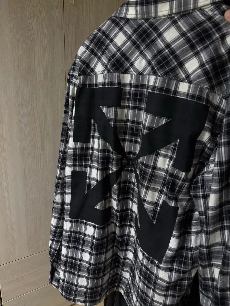 M オフホワイト ウールオーバ フランネル シャツ ブラック