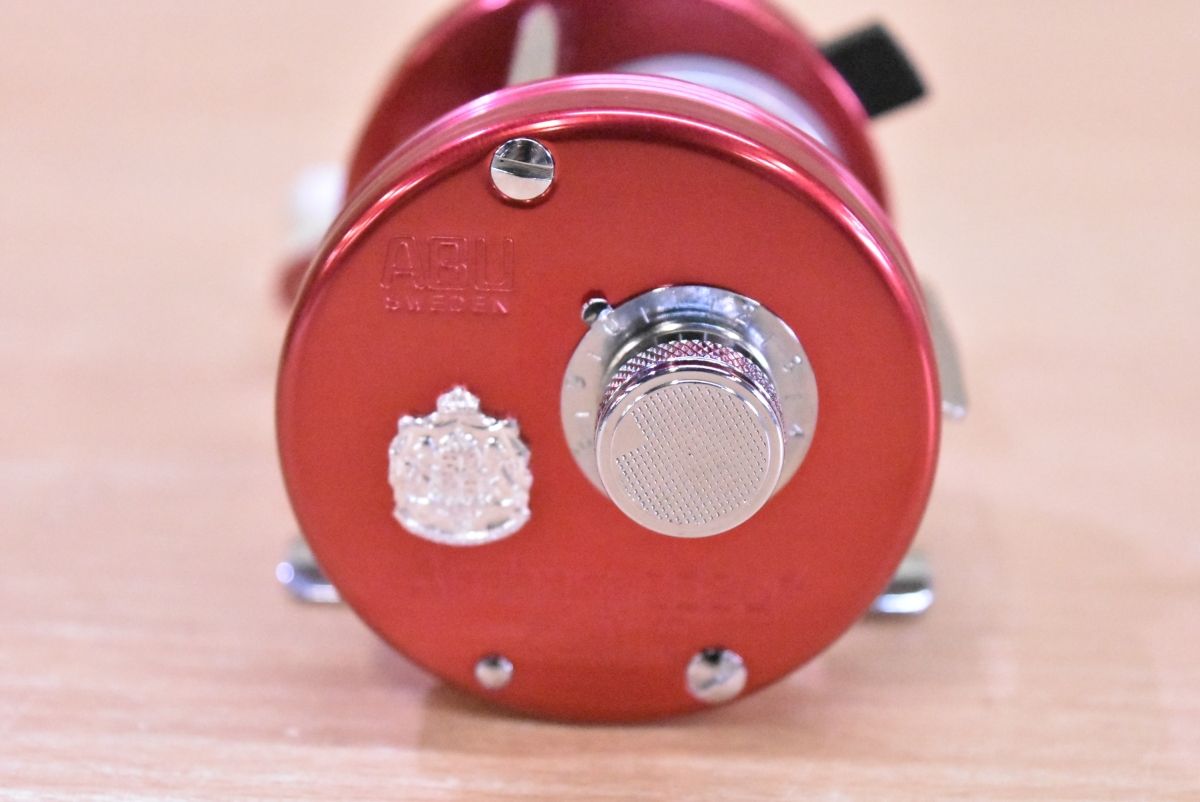 アブ　アブガルシア アンバサダー 2500C ノスタルジア レッド アブガルシア アンバサダー 2500C ノスタルジアレッド 未使用並み