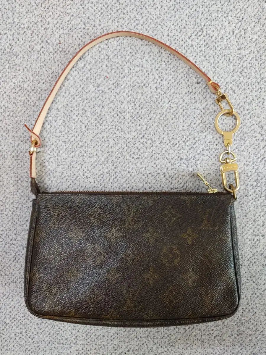 アクセソワール ポーチ