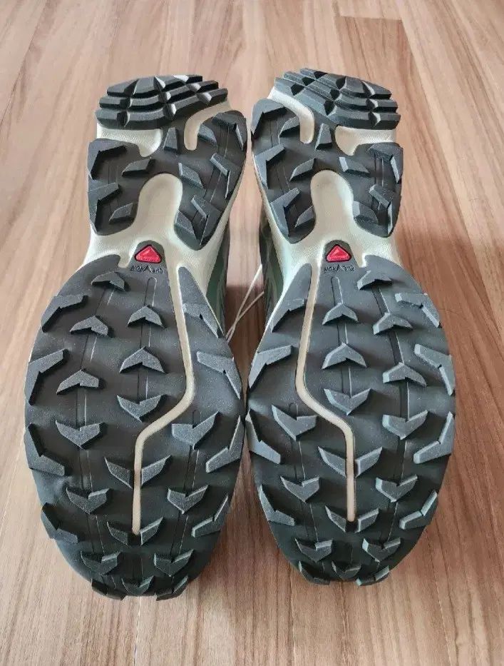 SALOMON ランニングシューズ XT-6 コアテックス