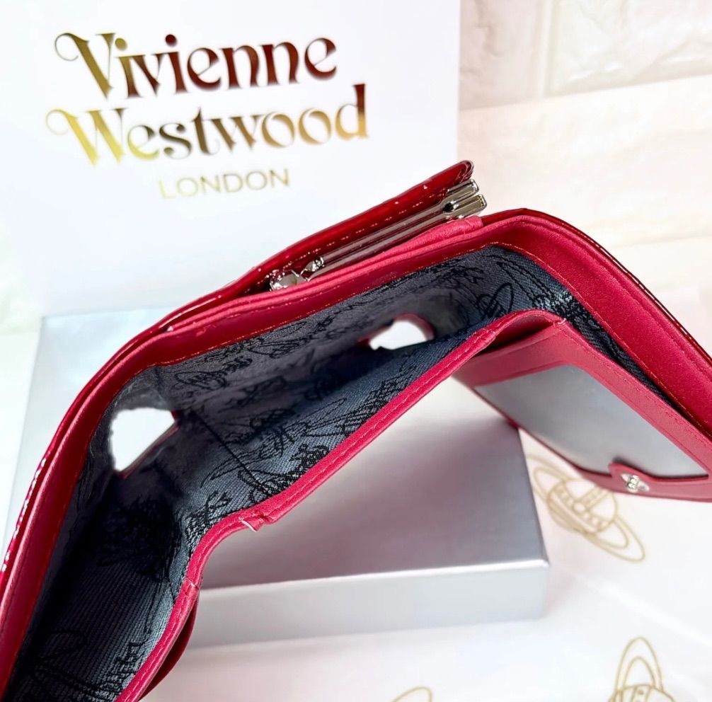 内側に素敵な柄あり🤍新登場】Vivienne Westwood 3つ折り財布 エナメル