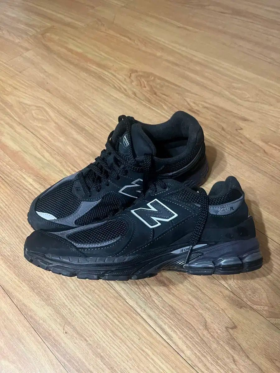 ニュー ンス 2002 R ブラック スニーカー 260