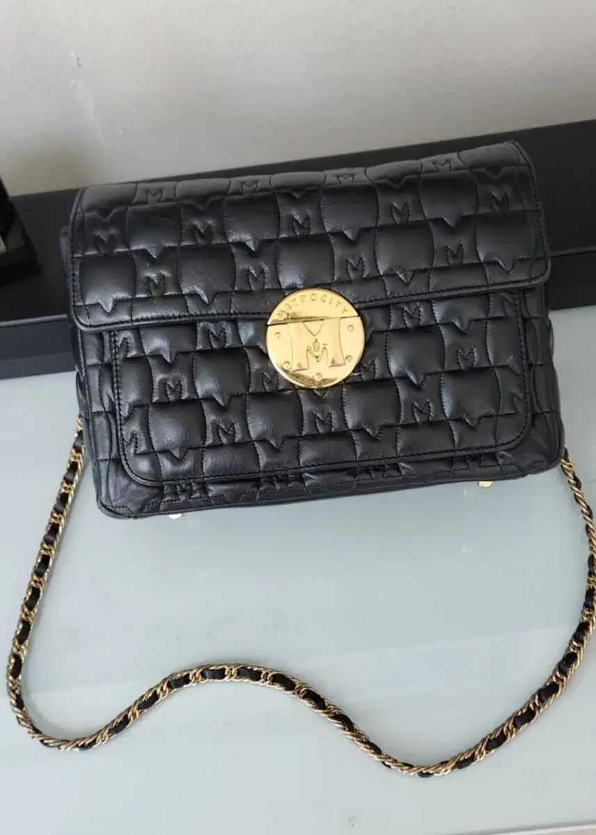 メトロシティ ブラック キルティングクロスチェーンバッグ