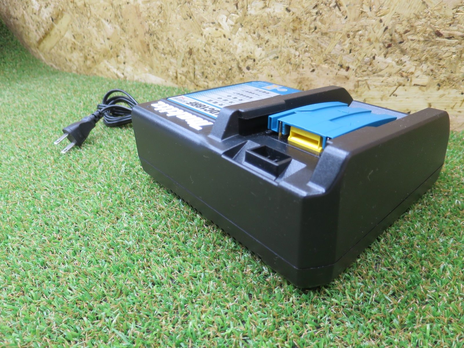 Makita急速充電器とリチウムイオン充電池です Makita急速充電器とリチウムイオン充電池