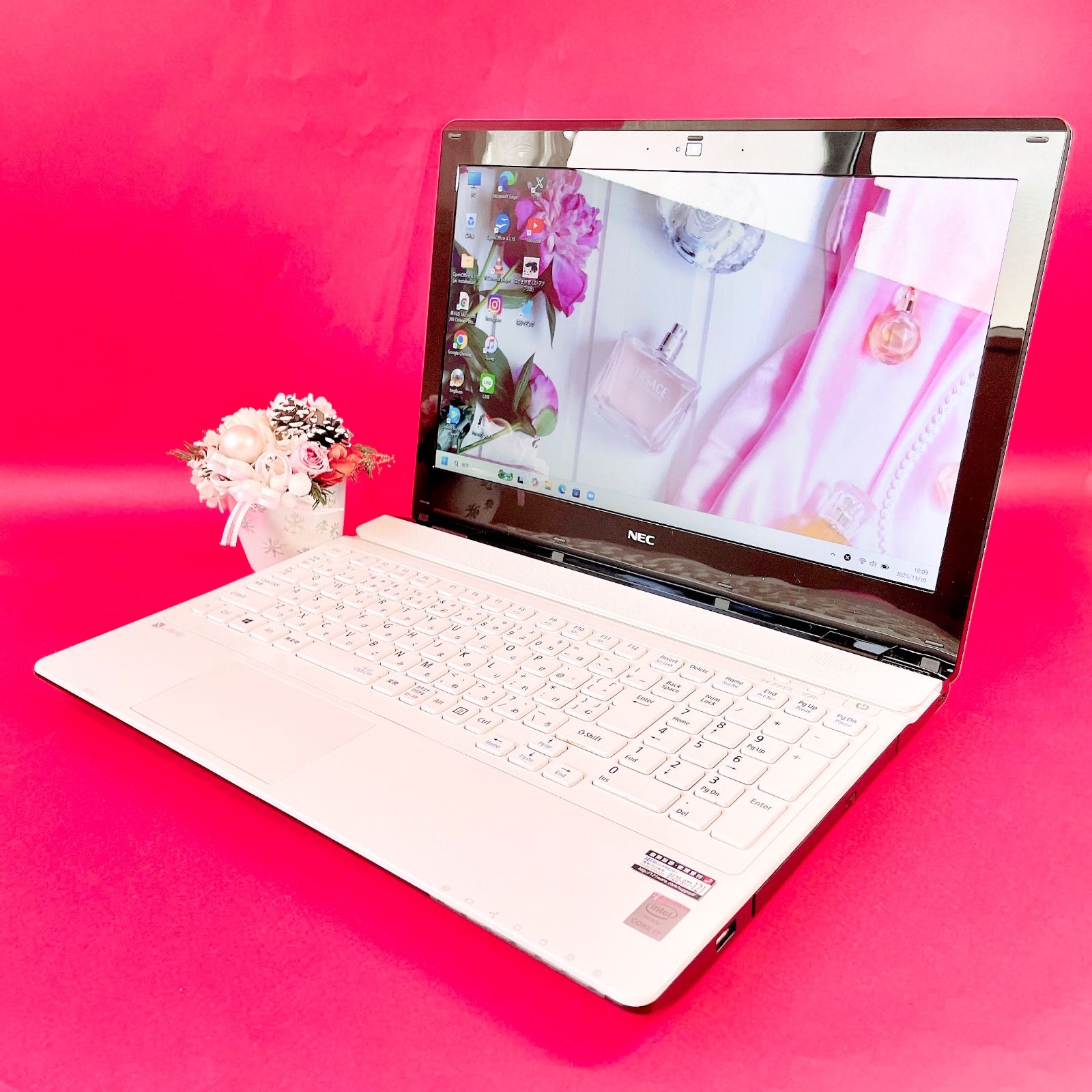 ノートパソコン Windows11 Corei7 SSD メモリ8GB 軽量 白 美品✨Corei7✨️可愛い白ノートパソコン✨️Windows11 快適SSD256GB