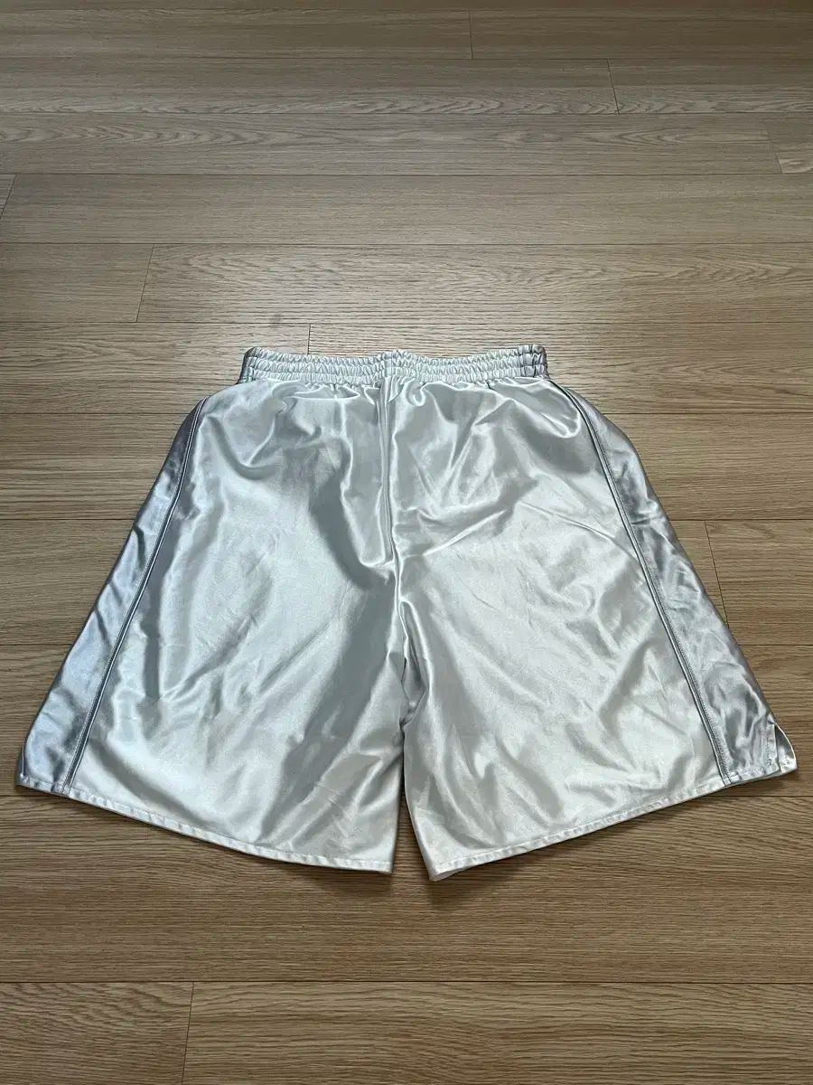 トラックショーツ