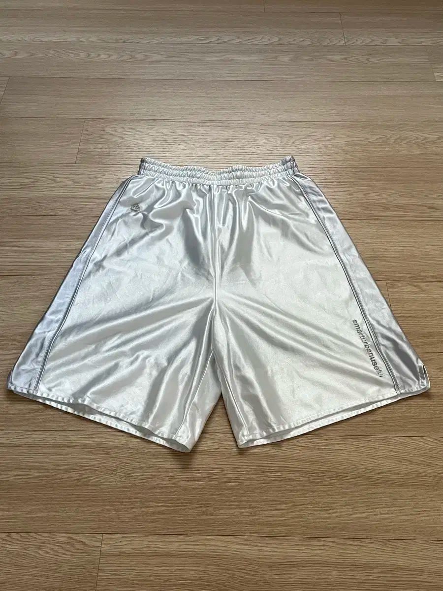 suu smarturbanuseful シャイニング トラックショーツ 白
