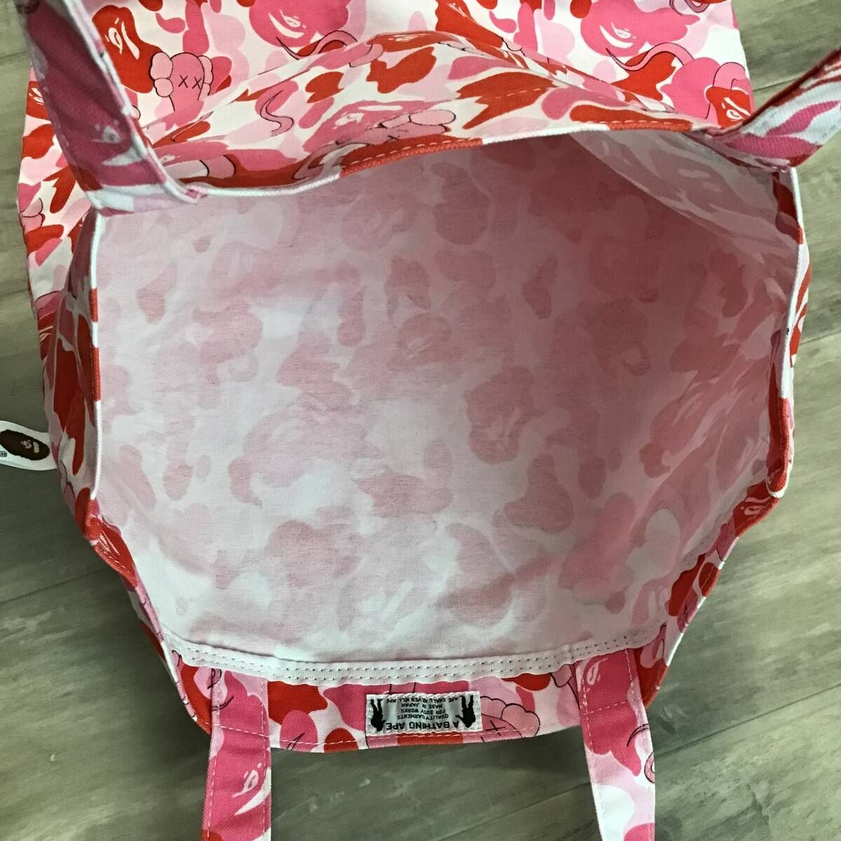 ☆激レア☆ KAWS × BAPE BENDY ABC CAMO PINK トート バッグ a bathing