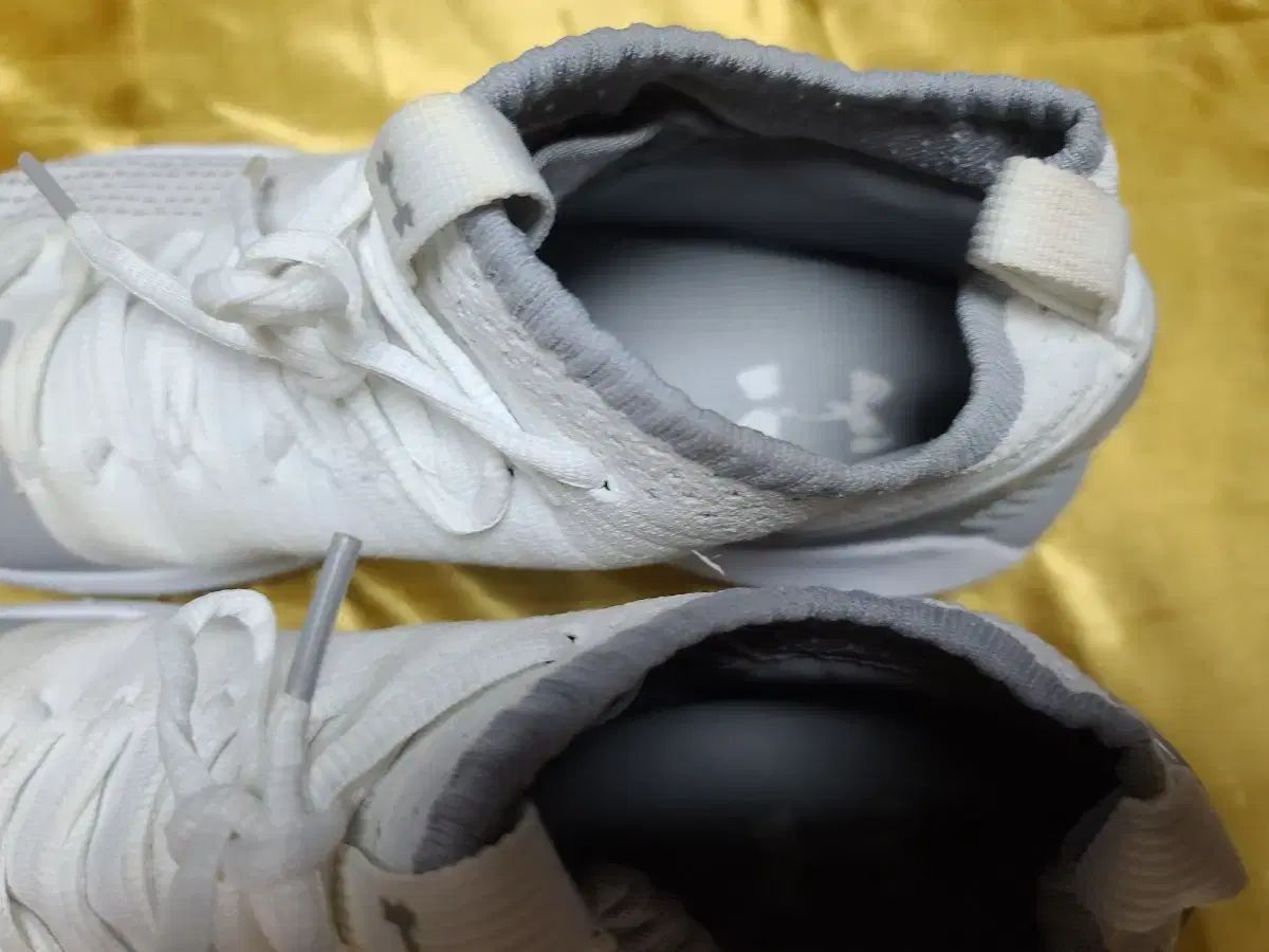  UNDER ARMOUR アンダーアーマー バスケシューズ 白 グレー シューズ(男性用) バスケットボール