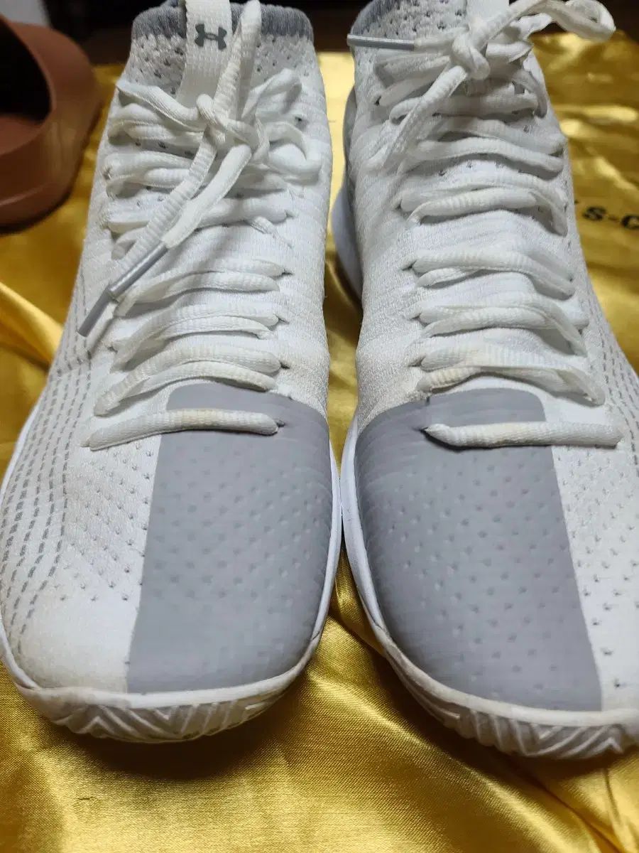 UNDER ARMOUR アンダーアーマー バスケシューズ 白 グレー