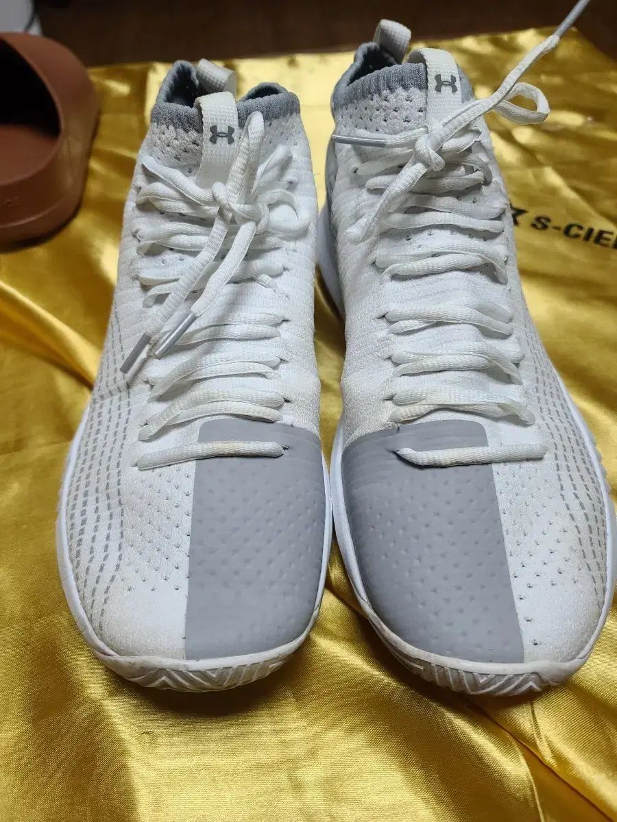 UNDER ARMOUR アンダーアーマー バスケシューズ 白 グレー 300サイズ