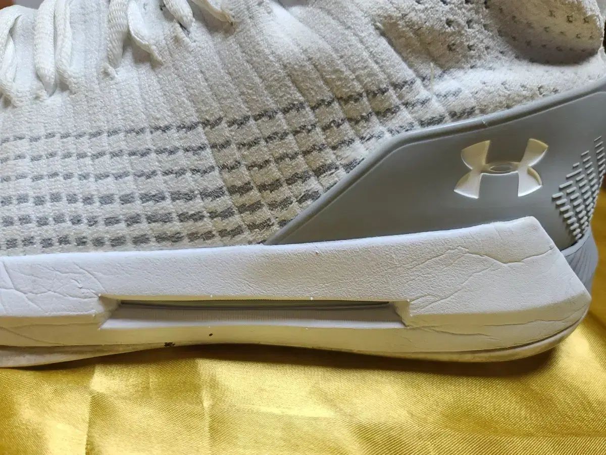 ARMOUR アンダーアーマー