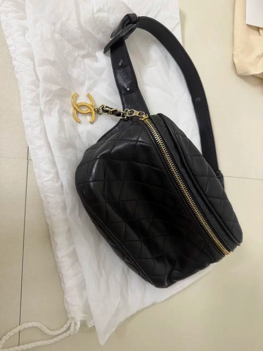 シャネル キルティング ブラック ヒップバッグ ベルトバッグ ゴールド ロゴ