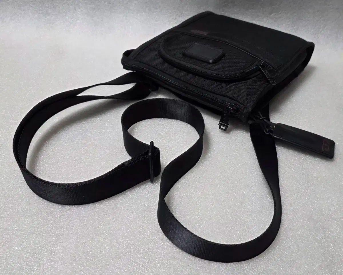 トゥミ TUMI アルファ3 ポケット バッグ スモール 22303110DO クロスバック