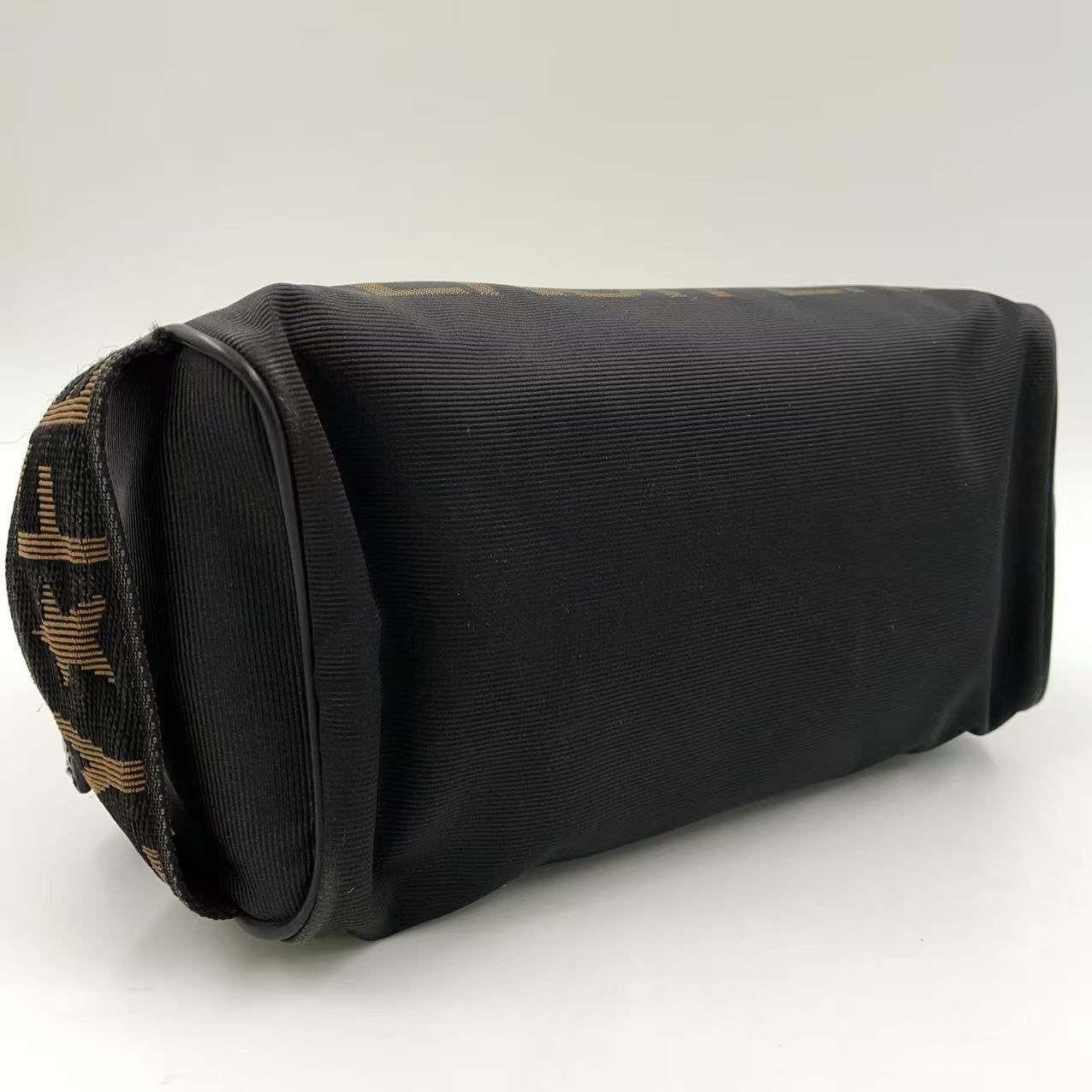 ロゴジャガードデザイン