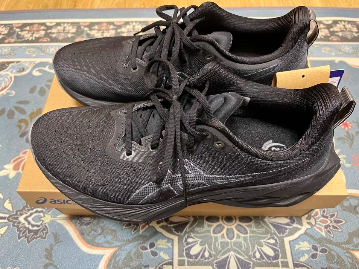 アシックス ノヴァブラスト4 ブラック 275