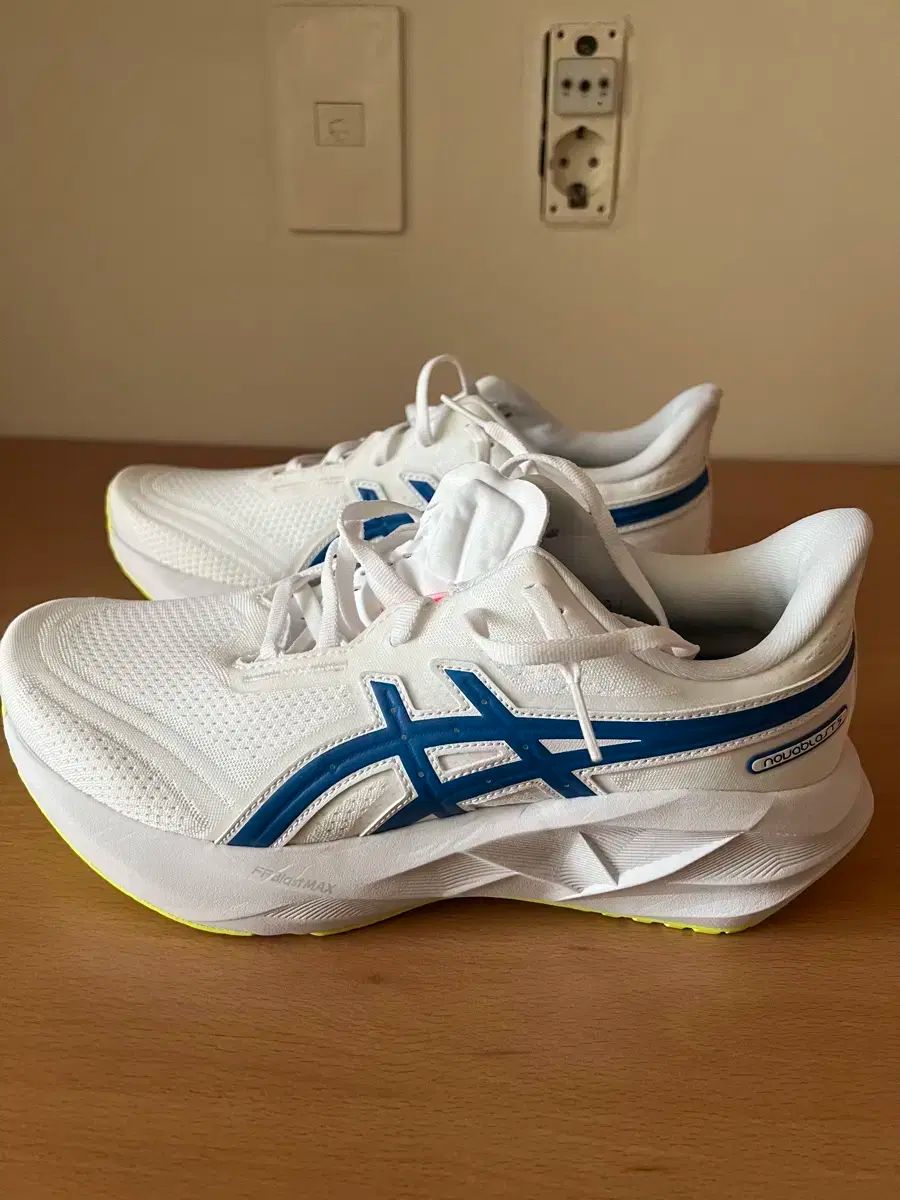 アシックス NOVA BLAST 5 260 白 ルーナ