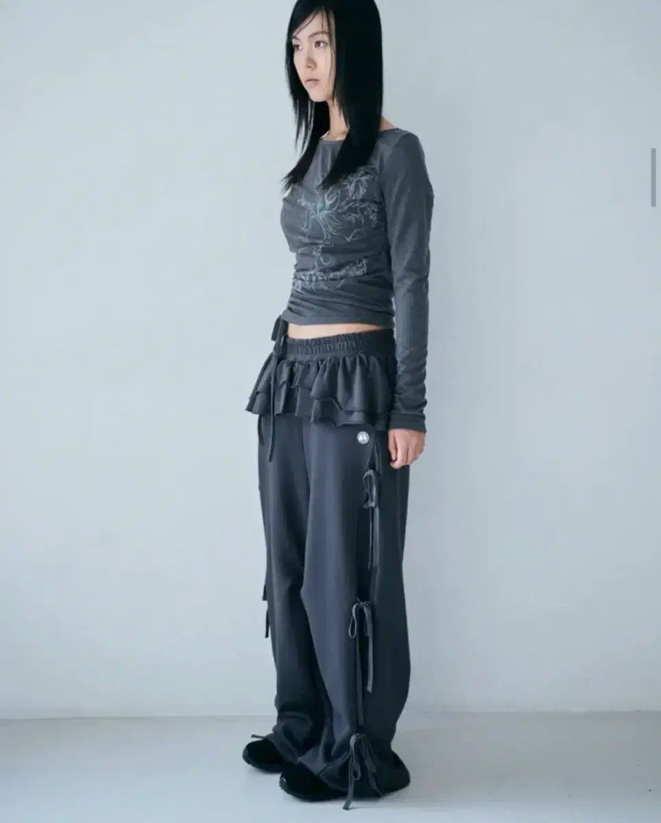 ハグユアースキン フリルスカート ジョガーパンツ チャコール